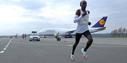Maratona, il campione olimpico Kipchoge vince a Enschede