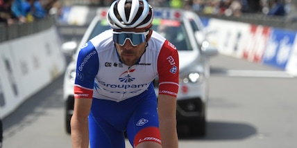 Giro d'Italia, Pinot getta la spugna: "Devo curare la schiena"