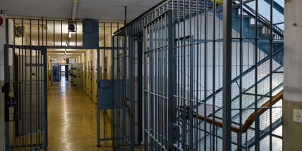 Coronavirus, contagia colleghi tossendogli in faccia: arrestato