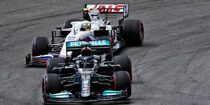 F1 Gp Portogallo: Hamilton comanda le seconde libere, quarto Sainz