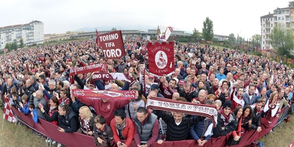 Torino, l'incitamento dei tifosi davanti al Filadelfia