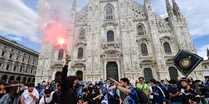 Inter, i tifosi festeggiano lo scudetto in Piazza Duomo