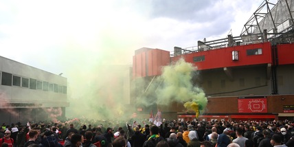 Manchester United-Liverpool rinviata: invasione dei tifosi a Old Trafford