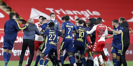 Il Lione batte il Monaco, rosso a De Sciglio nella rissa finale