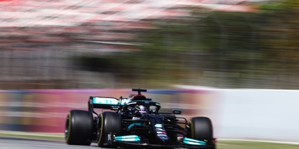 F1, Gp Spagna: pole numero 100 per Hamilton. Leclerc quarto