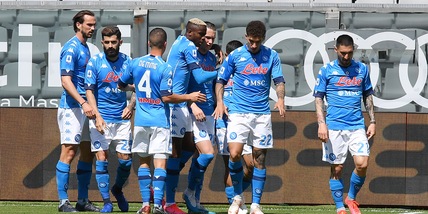 Il Napoli mette pressione a Juve, Milan e Atalanta: che poker allo Spezia