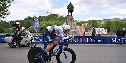 Giro d'Italia, Ganna trionfa nella crono: è la prima maglia rosa