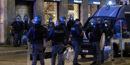 Tensione a Milano: lancio di bottiglie durante controlli Covid