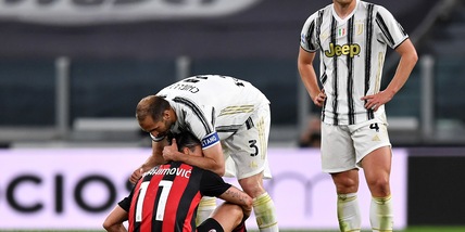 Juve-Milan, Ibrahimovic esce al 66' per un problema al ginocchio