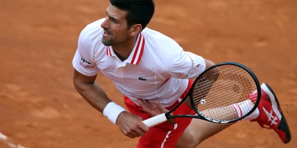 Internazionali, Djokovic più forte della pioggia: è agli ottavi