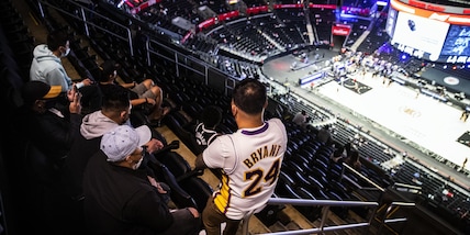 Nba, i Lakers battono i Knicks all'overtime. Cade Philadelphia