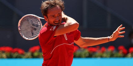 Karatsev vince il derby russo: Medvedev saluta gli Internazionali