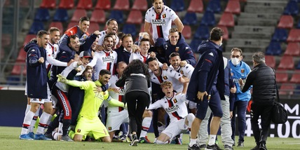 Genoa, la grande festa salvezza sul pullman nella notte