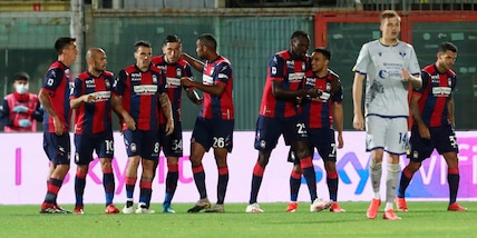 Crotone-Verona 2-1: Ounas-Messias, a Juric non basta l'autogol di Molina