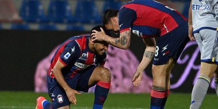 Il Verona crolla a Crotone: show di Ounas, in gol anche Messias