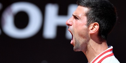 Internazionali, Djokovic batte Tsitsipas e vola in semifinale