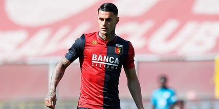 Paura a Roma, il padre di Scamacca con spranga rompe auto