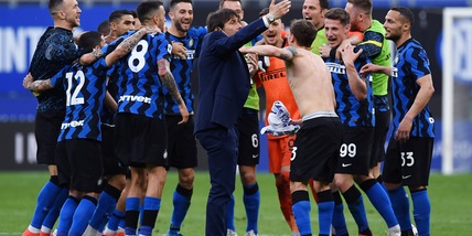 Inter, squadra in un locale a Milano per la festa Scudetto
