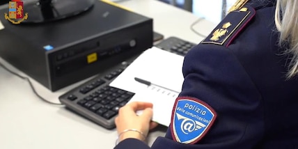 Propone sesso a seno nudo e poi lo deruba: denunciata 62enne