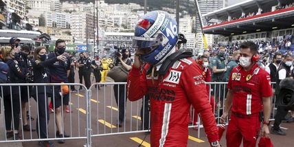 Ferrari, che figuraccia: Leclerc non parte per problemi al cambio