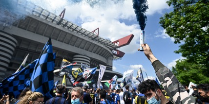 Inter, la festa dei tifosi: cori e fumogeni all'arrivo del pullman