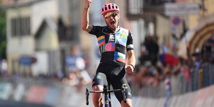 Giro d’Italia, Bettiol vince la 18ª tappa. Bernal rimane maglia rosa