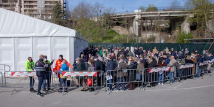 Vaccini Covid, caos a Bologna per l'Open Day: in migliaia in fila