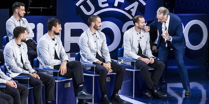 Figuraccia Bonolis su Chiellini e battuta razzista su Kean in tv