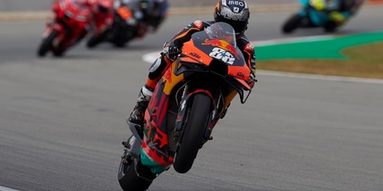 MotoGp: Oliveira vince a Barcellona, escono Valentino Rossi e Marquez