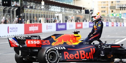 F1, Gp Baku: Verstappen out, bandiera rossa a due giri dalla fine