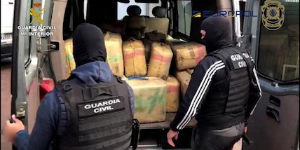 Vendeva droga con il volto di Pablo Escobar, arrestato