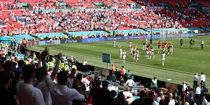 Euro 2020, a Wembley un tifoso cade dagli spalti: è grave