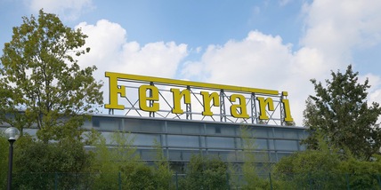 Ferrari si rilancia: la prima collezione di moda e il nuovo ristorante con Bottura