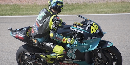 MotoGp, Valentino Rossi cade ad Assen: moto distrutta