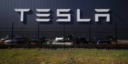 Bambino di 12 mesi spende 8.400 euro per la Tesla della mamma