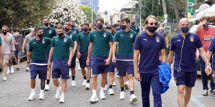 Italia, passeggiata a Roma prima della partita con il Galles
