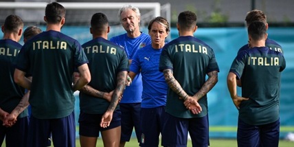 L’Italia: “Uniti contro il razzismo, anche se non ci inginocchiamo”