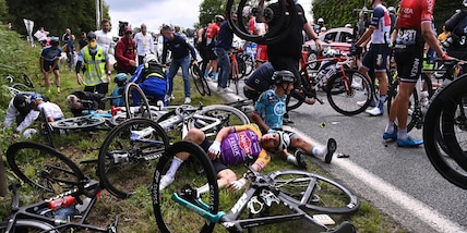 Tour de France, troppi incidenti: i ciclisti protestano