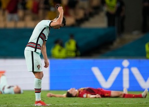 Ronaldo stizzito getta la fascia da capitano a terra dopo Belgio-Portogallo