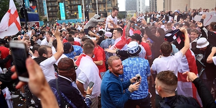 I tifosi inglesi scaldano Inghilterra-Germania fuori Wembley