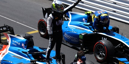 F1, Zhou correrà le FP1 del Gp d'Austria: prende il posto di Alonso