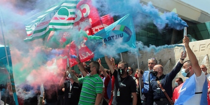 Camion forza blocco e investe operaio in sciopero: ferito a una gamba