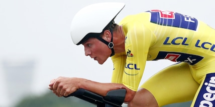 Tour, Van der Poel resta leader. La crono va a Pogacar