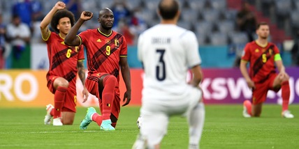 Italia, azzurri in ginocchio prima del fischio d'inizio contro il Belgio