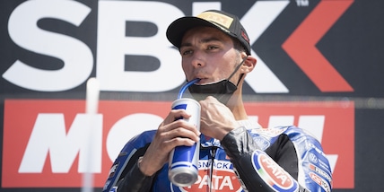 Superbike, gara-1 Donington: Razgatlioglu rimonta Rea e trionfa