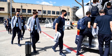 Europei, gli azzurri atterrano a Londra: applausi dai tifosi davanti l'hotel