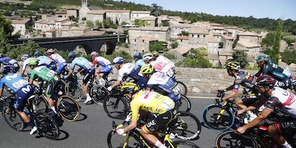 Tour de France, brutta caduta di gruppo. Ciclisti in una scarpata