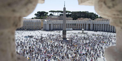 Covid, rivoluzione Vaticano: si pensa al distributore di ostie