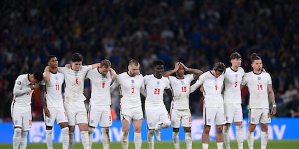 La nazionale inglese si toglie la medaglia dopo la premiazione: tifosi infuriati