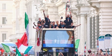 Italia da Mattarella e Draghi. Poi il bagno di folla per le strade di Roma